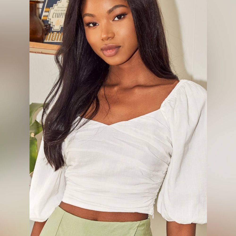 Lulu’s cropped white top